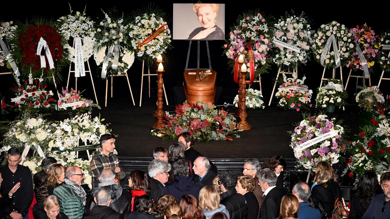 Chema Prado y Mar&iacute;a Isasi asisten a la capilla ardiente de Marisa Paredes en el Teatro Espa&ntilde;ol. /  Jos&eacute; Oliva