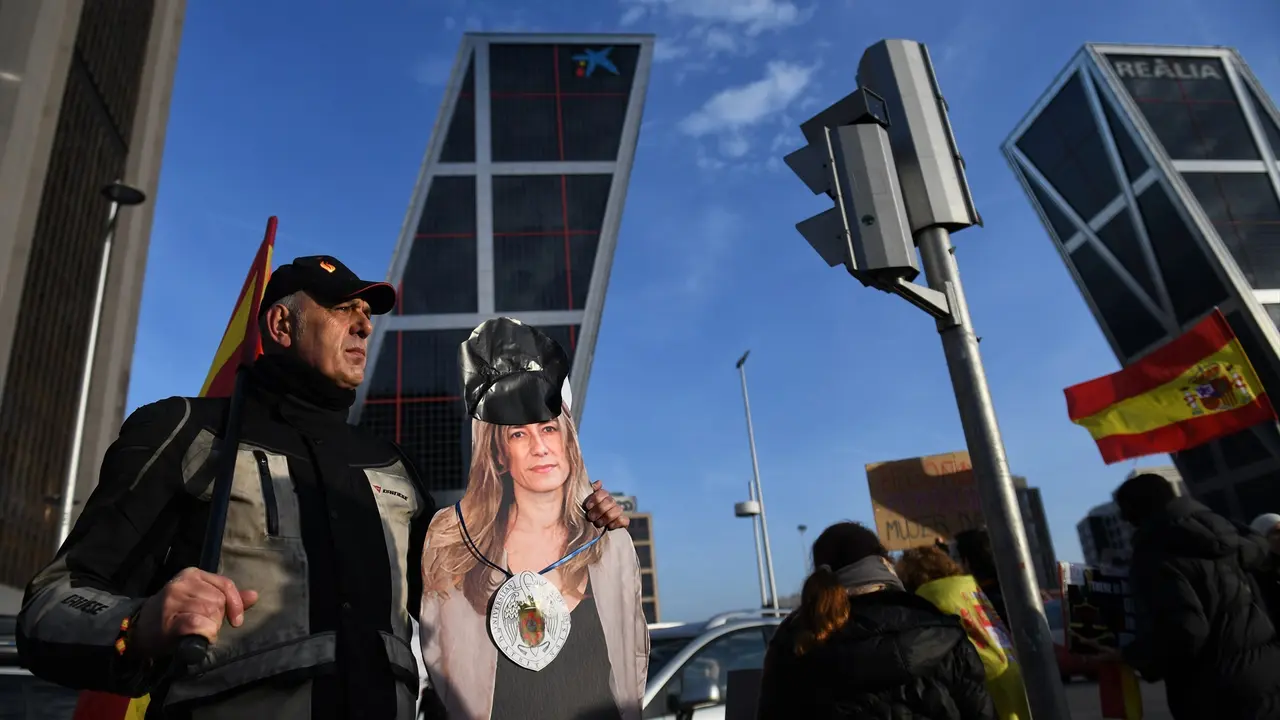Manifestantes en contra de Pedro S&aacute;nchez en la entrada de los juzgados de Plaza de Castilla. / Fernando S&aacute;nchez