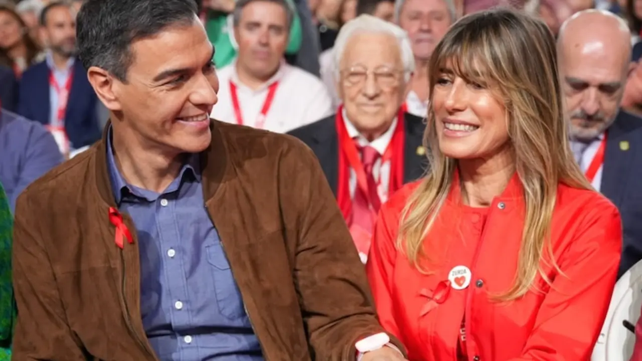 El presidente del Gobierno y secretario general del PSOE, Pedro S&aacute;nchez, en la clausura del 41 Congreso Federal del PSOE en Sevilla, junto a su mujer, Bego&ntilde;a G&oacute;mez / Francisco Daguerre