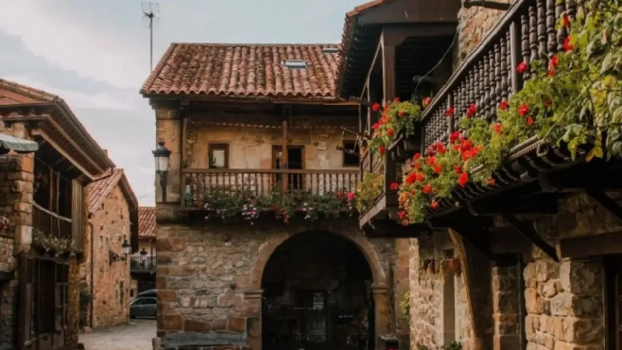 T&iacute;pica casa monta&ntilde;esa que se puede ver en Barcena Mayor. / CT