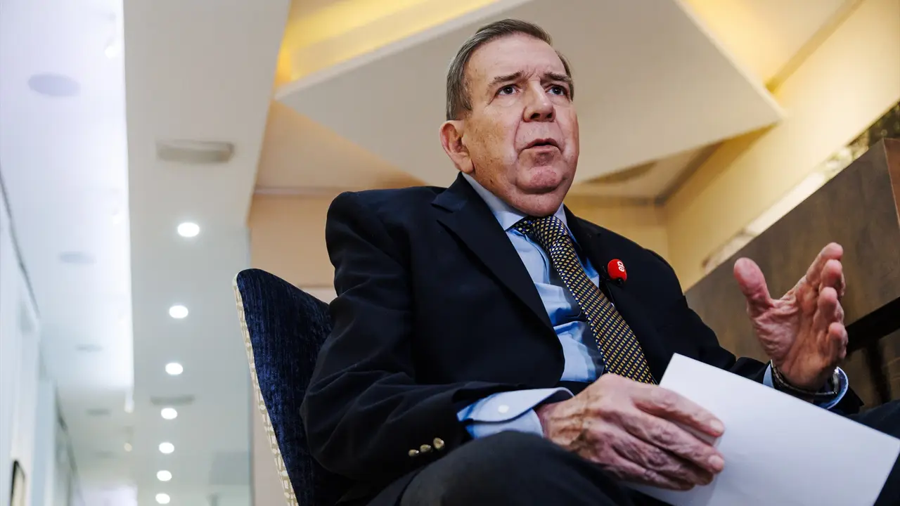 El l&iacute;der opositor venezolano, Edmundo Gonz&aacute;lez, durante una entrevista. / Carlos Luj&aacute;n