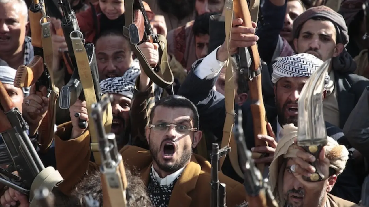 Simpatizantes hut&iacute;es enarbolan rifles durante una manifestaci&oacute;n en solidaridad con "el pueblo de Gaza", en medio del conflicto en curso entre Israel y Hamas en la Franja de Gaza. Foto: Osamah Yahya