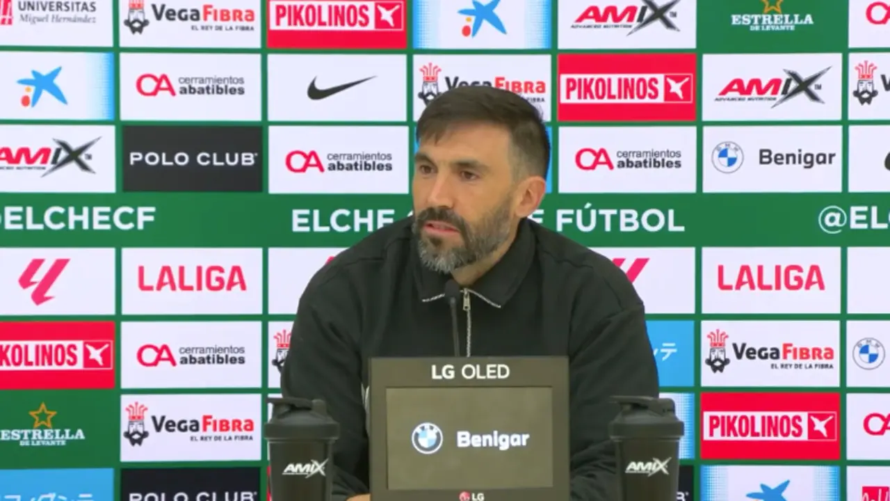 El entrenador del Elche, Eder Sarabia, durante la rueda de prensa.