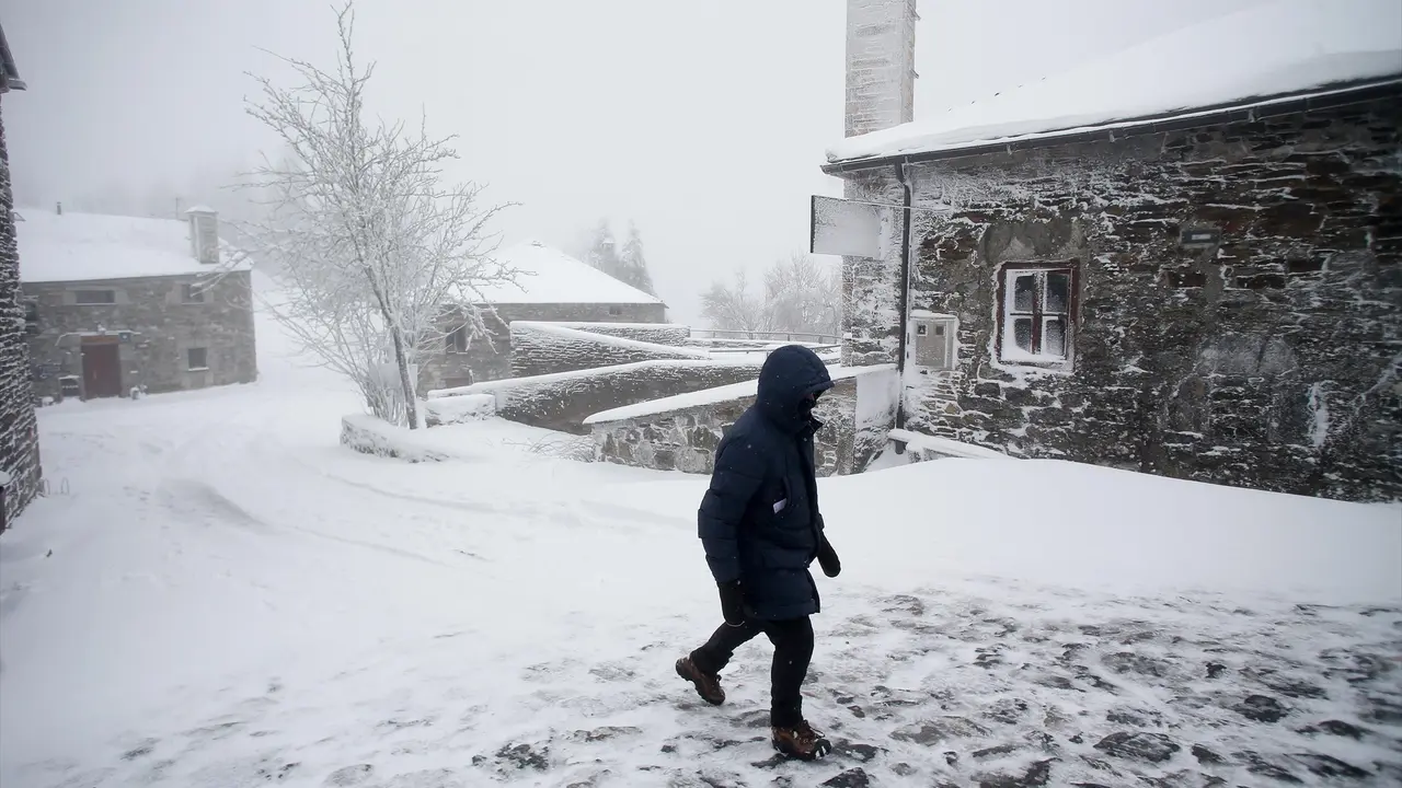 Una persona pasea por la nieve. EP / Archivo