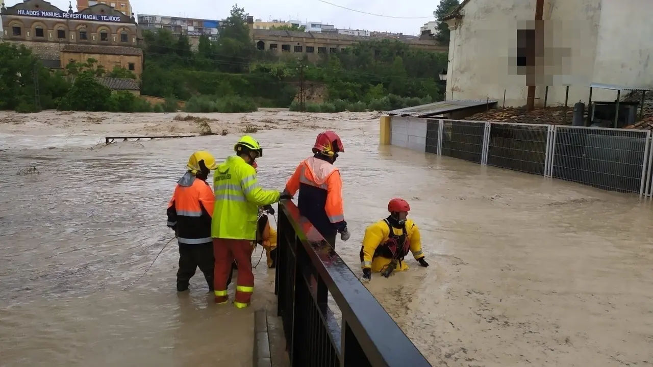 Bomberos en uno de los servicios realizados en el episodio de DANA. / EP