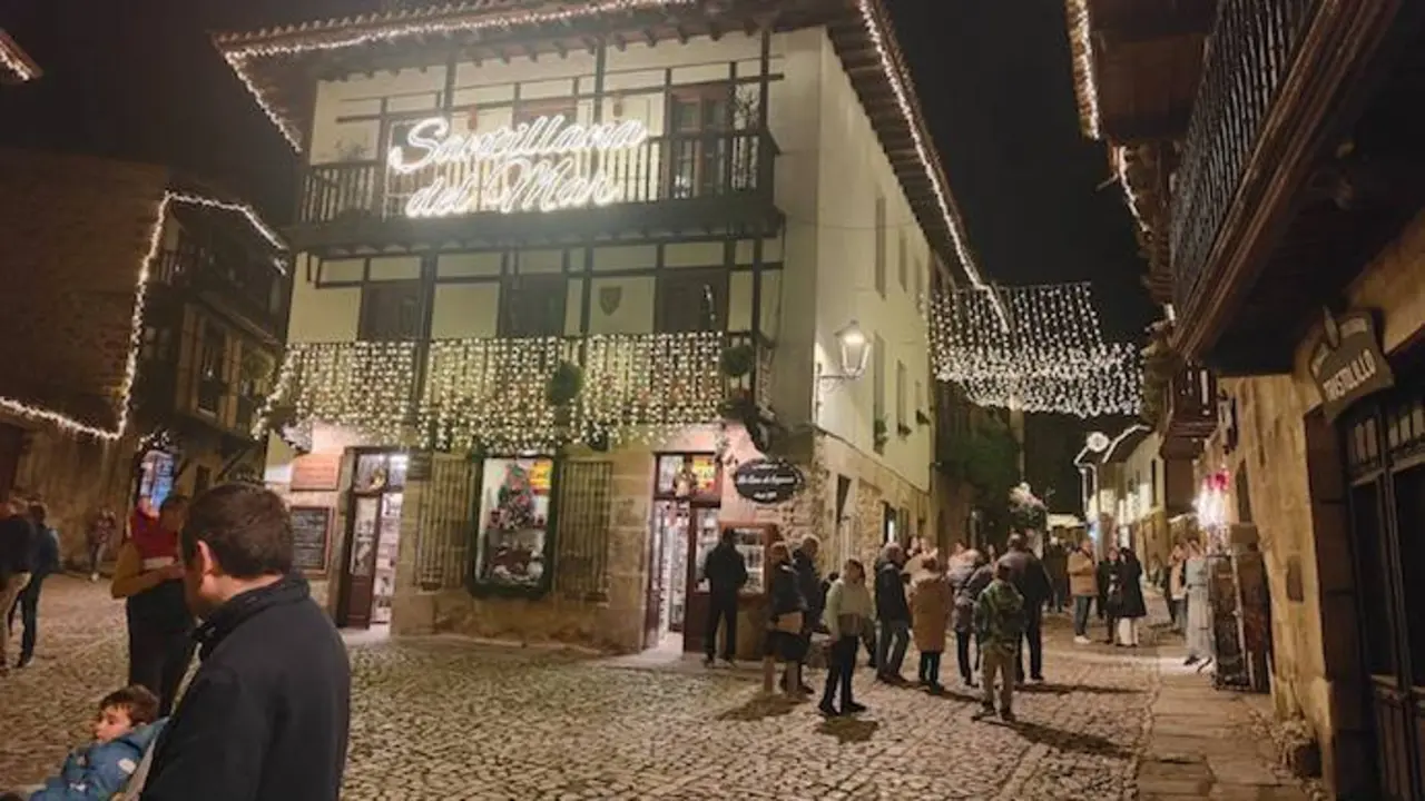 Iluminaci&oacute;n navide&ntilde;a en Santillana del Mar. / FB