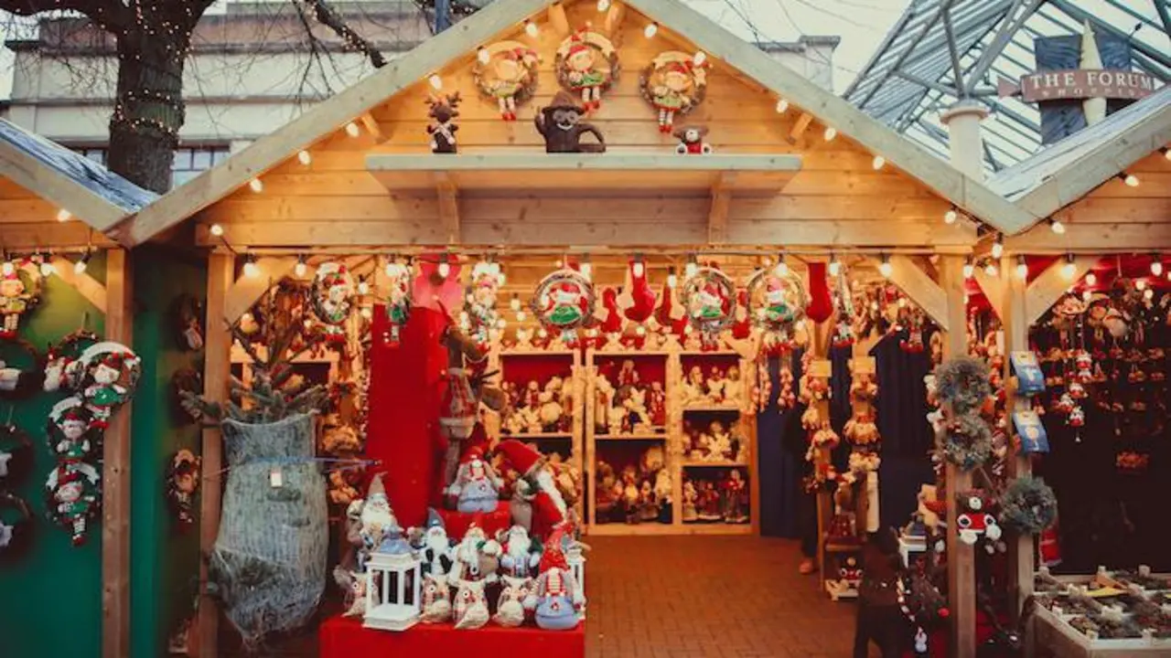 Una tienda con regalos navide&ntilde;os. / A.E