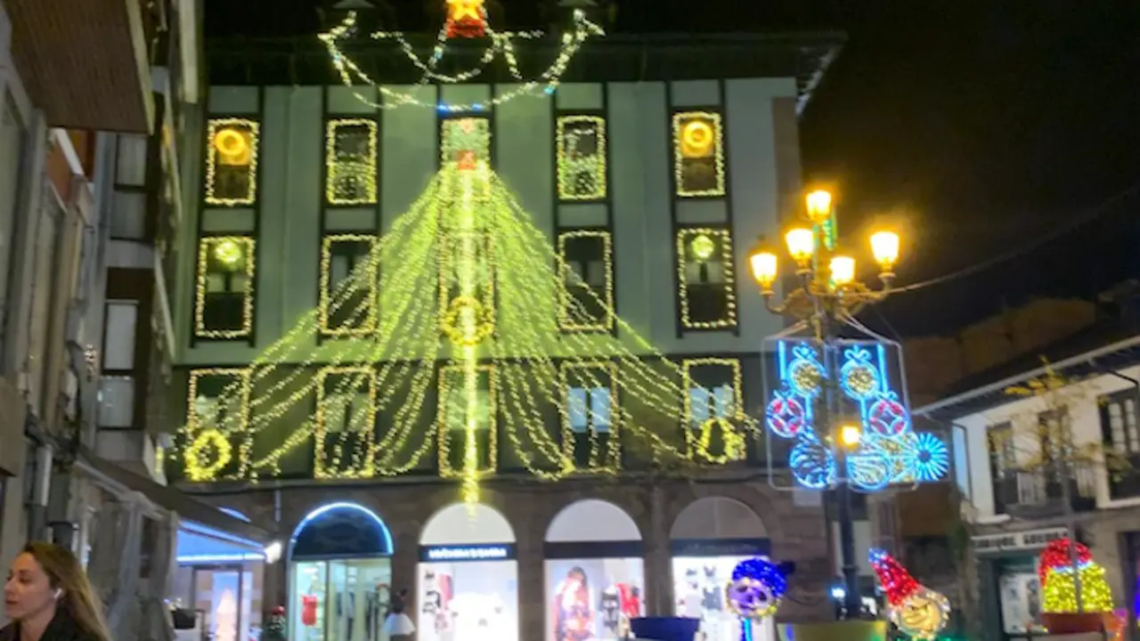 Una de las plazas de Torrelavega en Navidad. / V.G