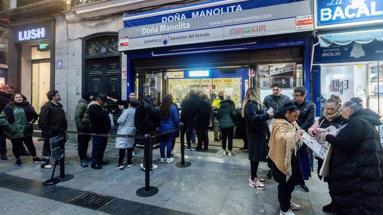 Varias personas hacen cola en la administraci&oacute;n de Loter&iacute;a de Do&ntilde;a Manolita. / Ricardo Rubio