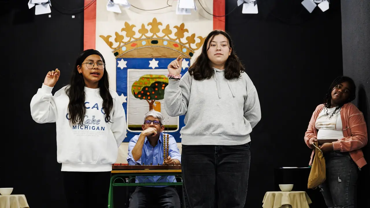 Dos ni&ntilde;as ensayan el Sorteo Extraordinario de la Loter&iacute;a de Navidad, en el colegio de San Ildefonso. / Carlos Luj&aacute;n / Archivo