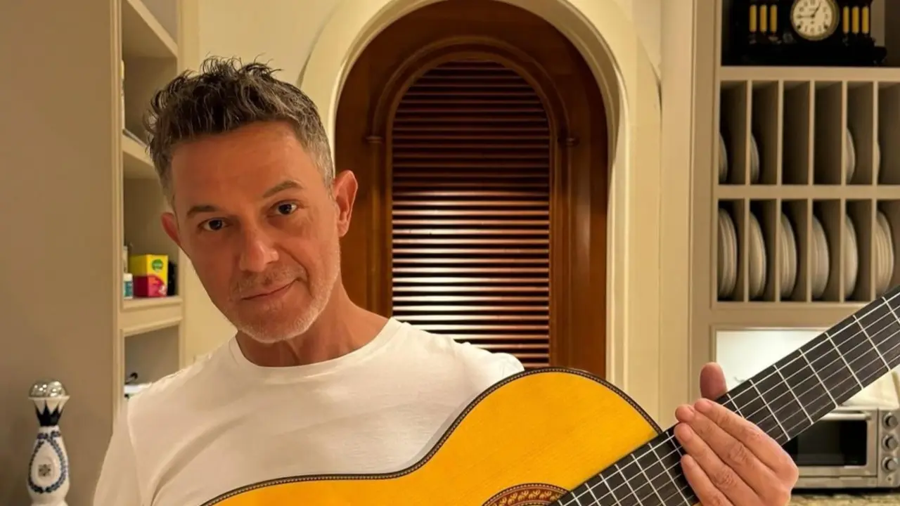 El cantante Alejandro Sanz con una guitarra. EP
