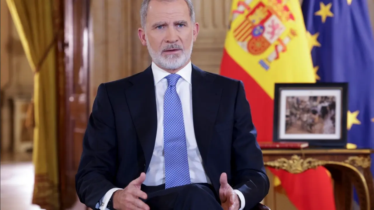 Su Majestad el Rey Felipe VI durante su Mensaje de Navidad 2024 , transmitido desde el Sal&oacute;n de Columnas del Palacio Real en Madrid.