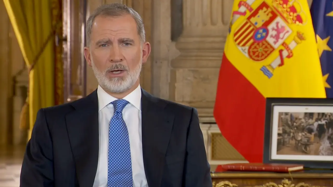 El rey Felipe VI durante su discurso institucional, acompa&ntilde;ado por las banderas de Espa&ntilde;a y la Uni&oacute;n Europea, en un mensaje centrado en la unidad, la democracia y los retos del pa&iacute;s.