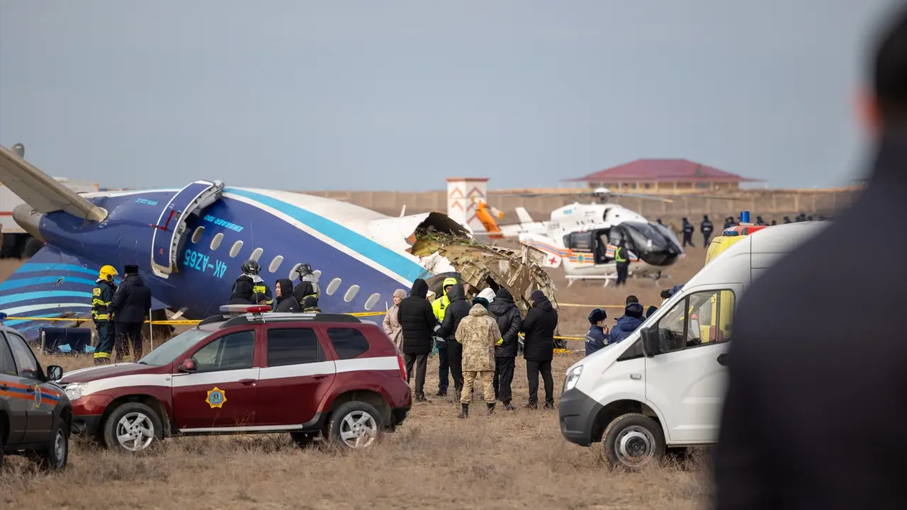 Imagen del lugar del accidente a&eacute;reo cerca de Aktau. Un avi&oacute;n de pasajeros Embraer 190, operado por Kazakhstan Airlines y con n&uacute;mero de vuelo J2-8243, se estrell&oacute; mientras cubr&iacute;a la ruta de Bak&uacute; a Grozni. Seg&uacute;n el Ministerio de Situaciones de Emergencia de Kazajist&aacute;n, 28 personas sobrevivieron al incidente. A bordo viajaban 67 personas, incluidos 62 pasajeros y 5 tripulantes. Las operaciones de rescate contin&uacute;an. Foto: Europa Press / Contacto / Isa Tazhenbayev
