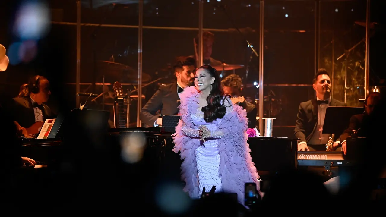 Isabel Pantoja sobre el escenario durante su concierto. EP