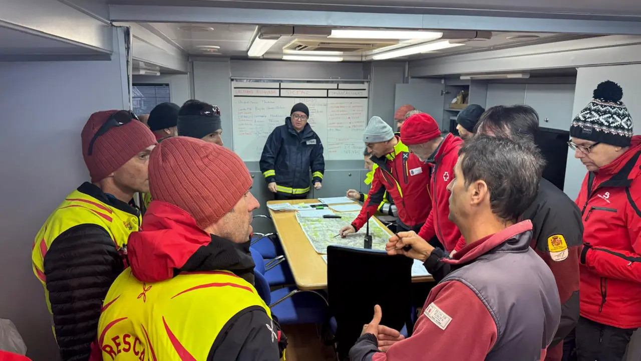 Equipos de rescate del 112 Cantabria, junto con unidades terrestres y a&eacute;reas, reanudan la b&uacute;squeda del joven leon&eacute;s desaparecido en los Picos de Europa, con el apoyo del helic&oacute;ptero del Gobierno de Cantabria.