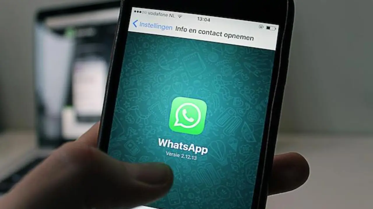 Un m&oacute;vil con la aplicaci&oacute;n de WhatsApp. / A.E