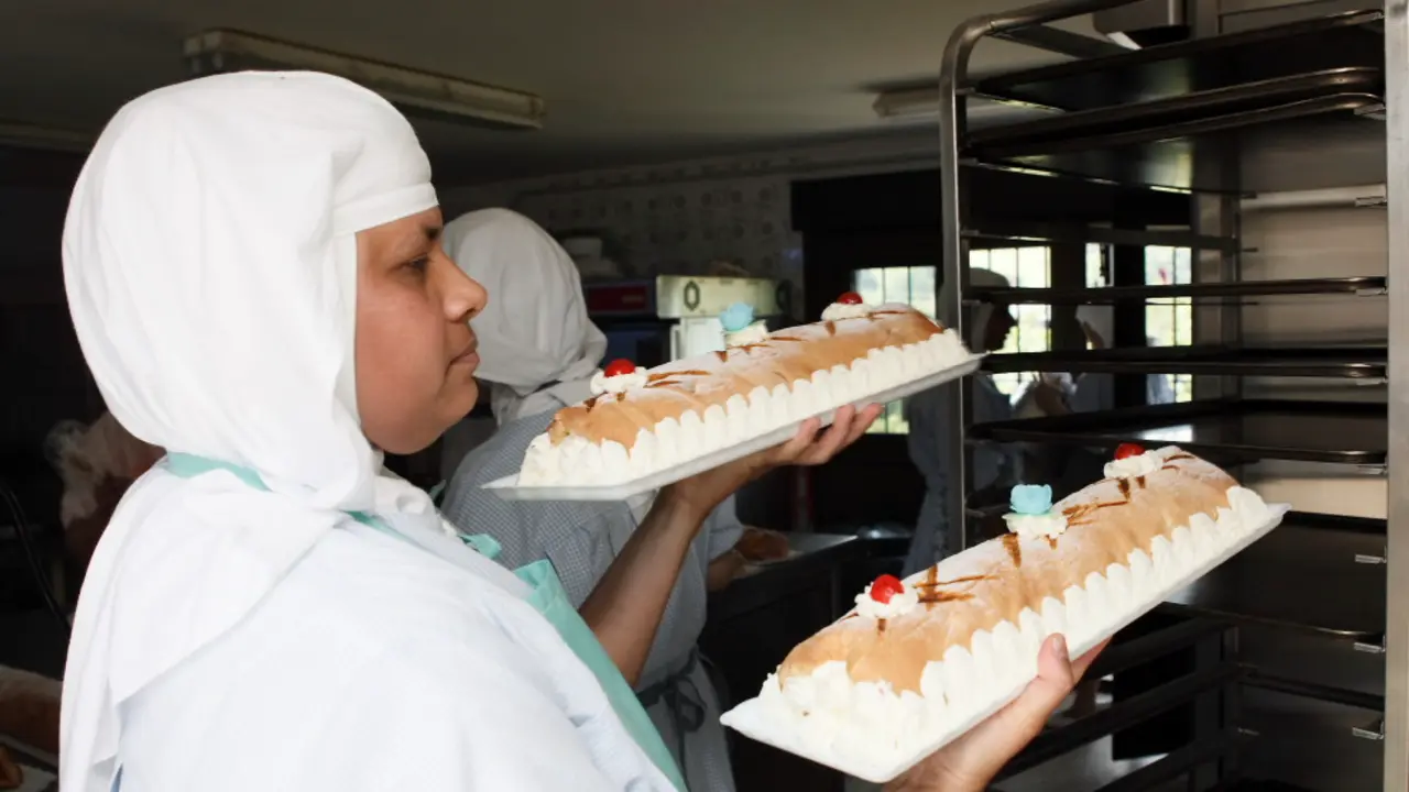 Las Hermanas Clarisas preparando la reposter&iacute;a especial para las celebraciones navide&ntilde;as, conocida por su elaboraci&oacute;n artesanal y tradicional. Foto: RF