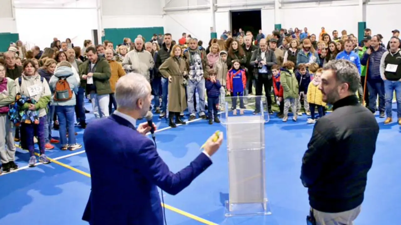 El consejero de Educaci&oacute;n, Sergio Silva acompa&ntilde;ado del alcalde de Ribamont&aacute;n al Monte en la inauguraci&oacute;n del nuevo pabell&oacute;n. / A.E.