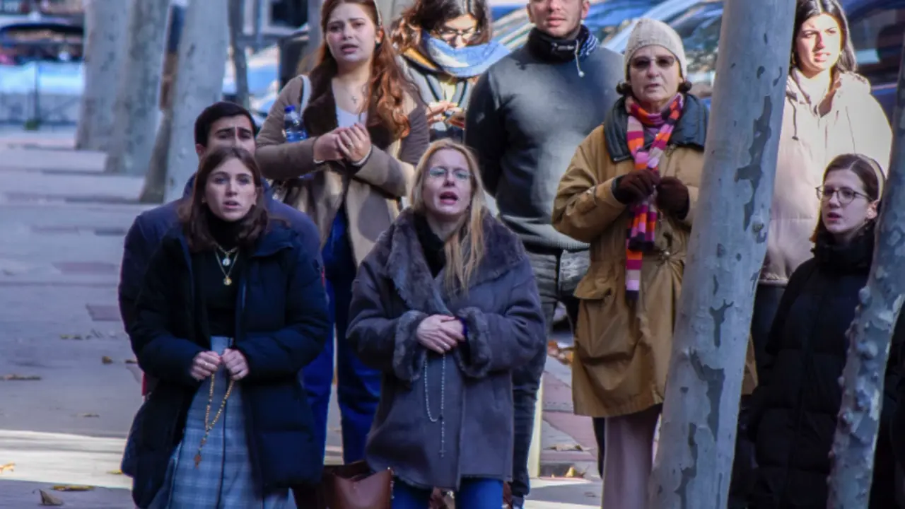 Manifestantes provida, algunos de ellos de rodillas rezando, se concentraron frente a una cl&iacute;nica abortiva en Madrid durante el D&iacute;a de los Santos Inocentes para expresar su rechazo al aborto. La jornada estuvo marcada por un intenso debate entre defensores de la vida y partidarios del derecho al aborto, reflejando la polarizaci&oacute;n en torno a este tema en Espa&ntilde;a. Foto: Richard Zubelzu.