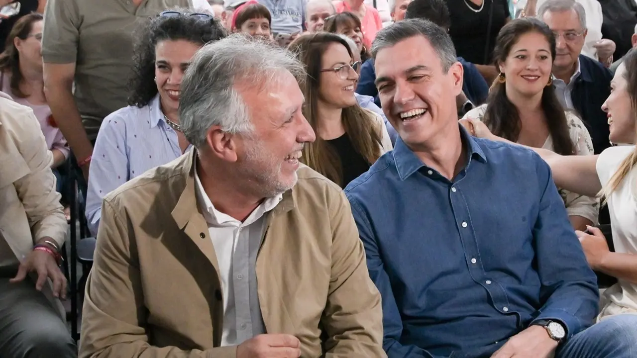 El presidente del Gobierno de Espa&ntilde;a y secretario general del PSOE, Pedro S&aacute;nchez (2i), y el secretario general del PSOE Canarias y presidente del Gobierno de Canarias y candidato a la reelecci&oacute;n, &Aacute;ngel V&iacute;ctor Torres (1i). EP