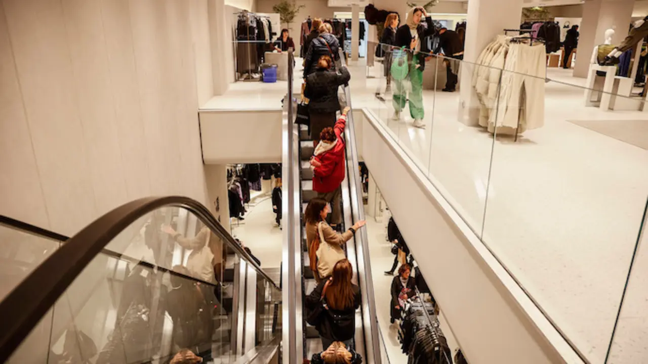 Varias personas en una tienda comprando en temporada de rebajas. / EP