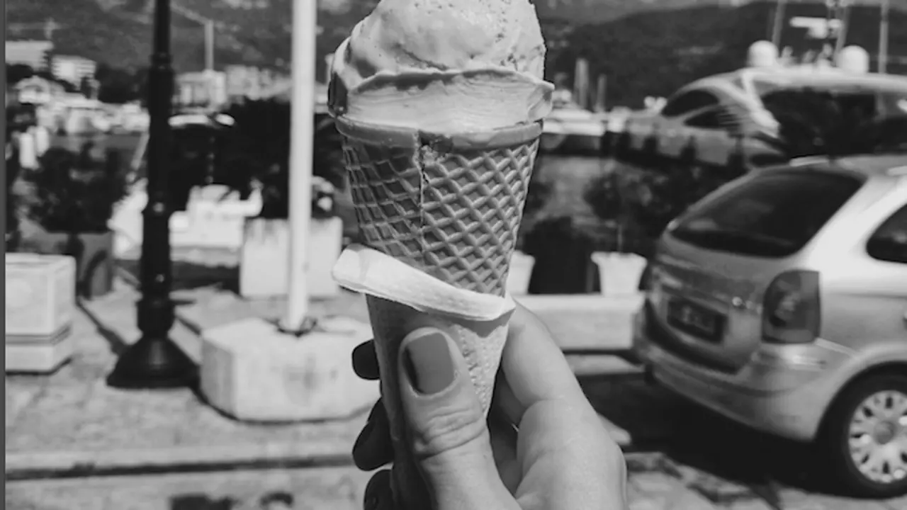Una persona con un helado de queso. / A.E