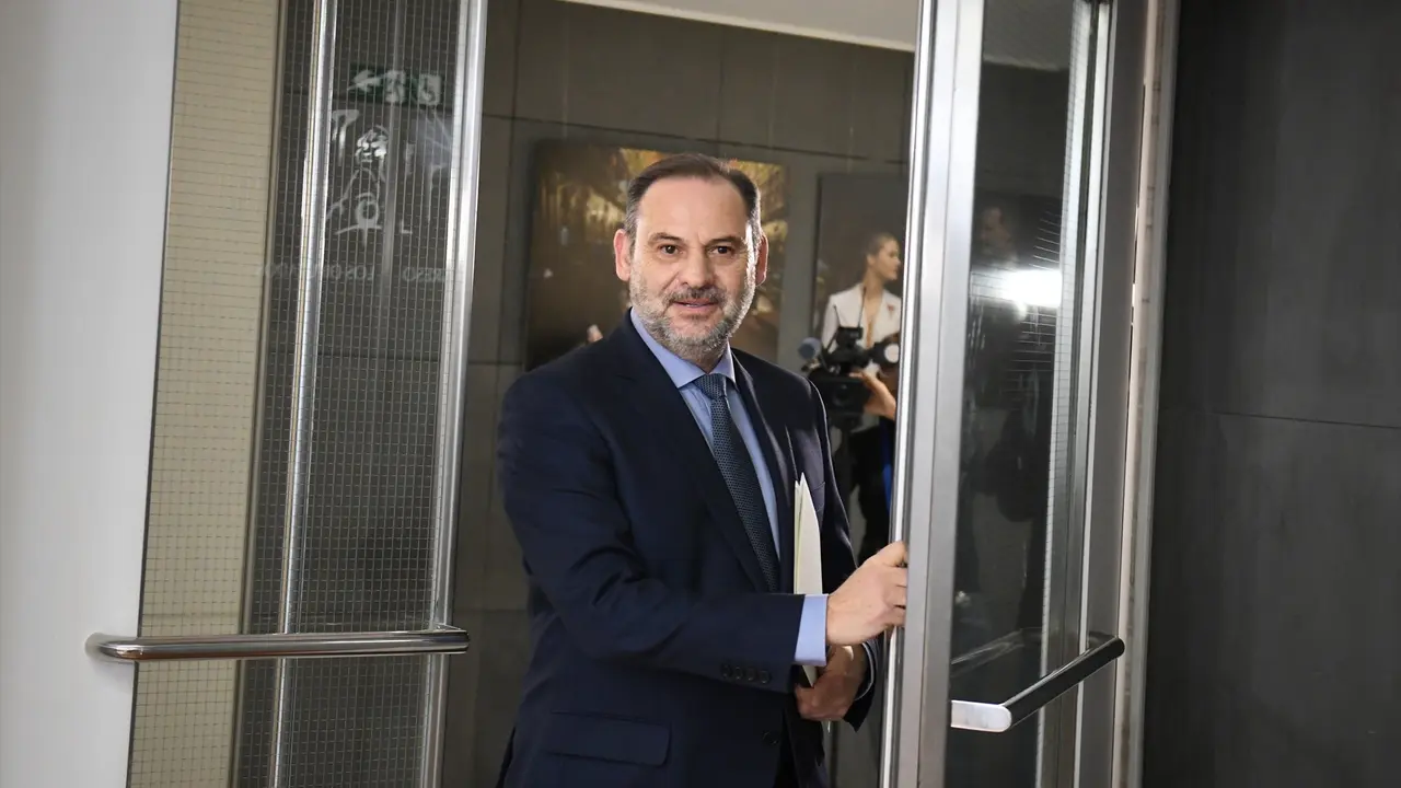 El exministro Jos&eacute; Luis &Aacute;balos durante una rueda de prensa en el Congreso de los Diputados tras denunciar a la Guardia Civil ante la Fiscal&iacute;a. / Fernando S&aacute;nchez