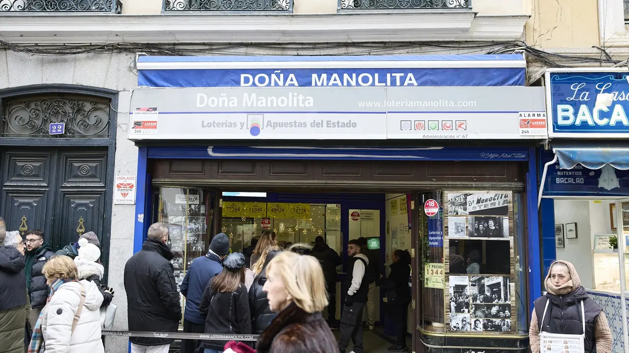 Varias personas hacen cola para comprar loter&iacute;a para el Sorteo Extraordinario del Ni&ntilde;o en la administraci&oacute;n de loter&iacute;a 'Do&ntilde;a Manolita'. EP