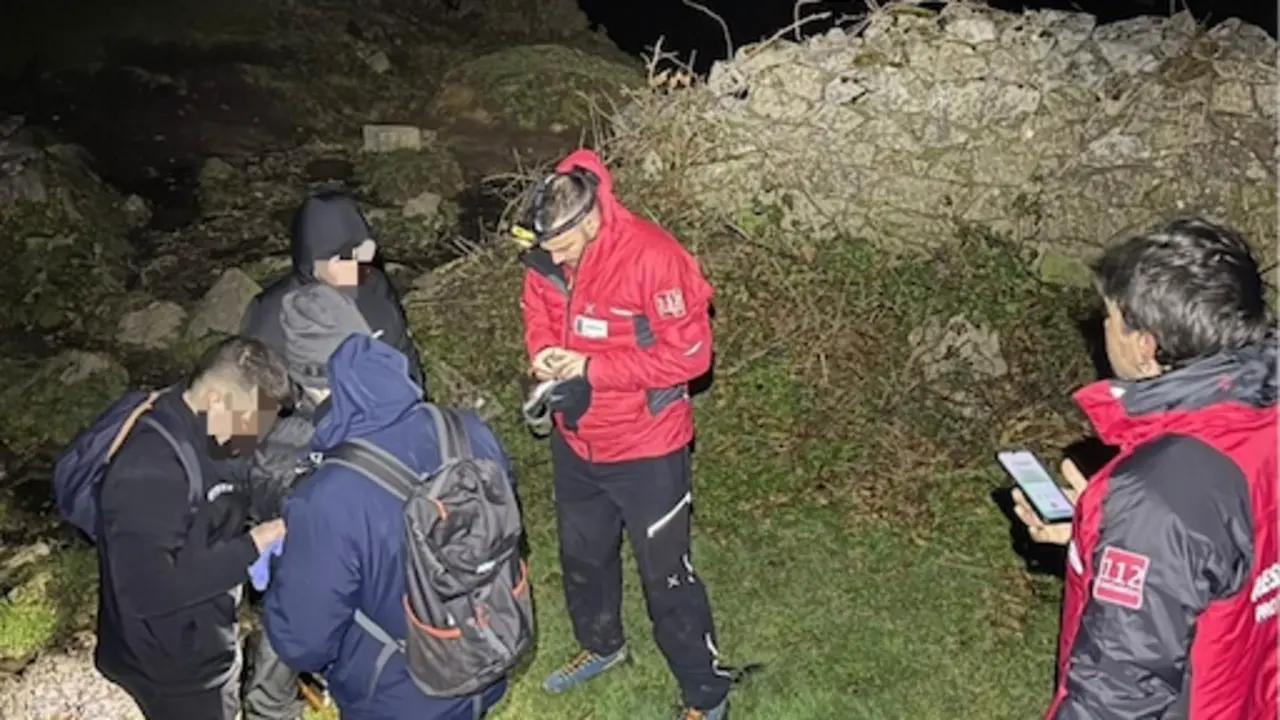 Rescatados tres j&oacute;venes senderistas perdidos en Soba. / 112 CANTABRIA