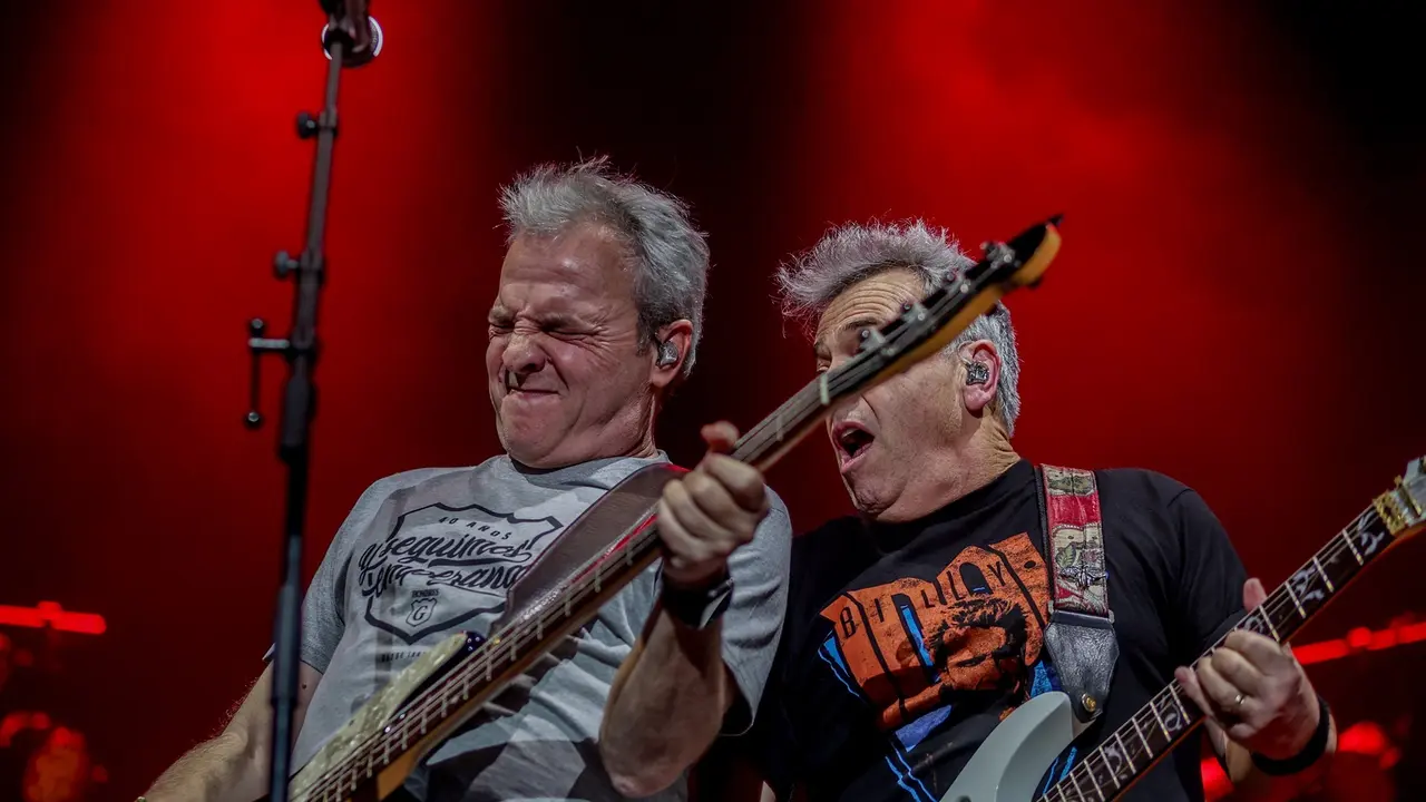 El cantante David Summers (i) y el guitarrista Rafael Mu&ntilde;oz, de la banda Hombres G act&uacute;an en el Wizink Center. EP / Archivo