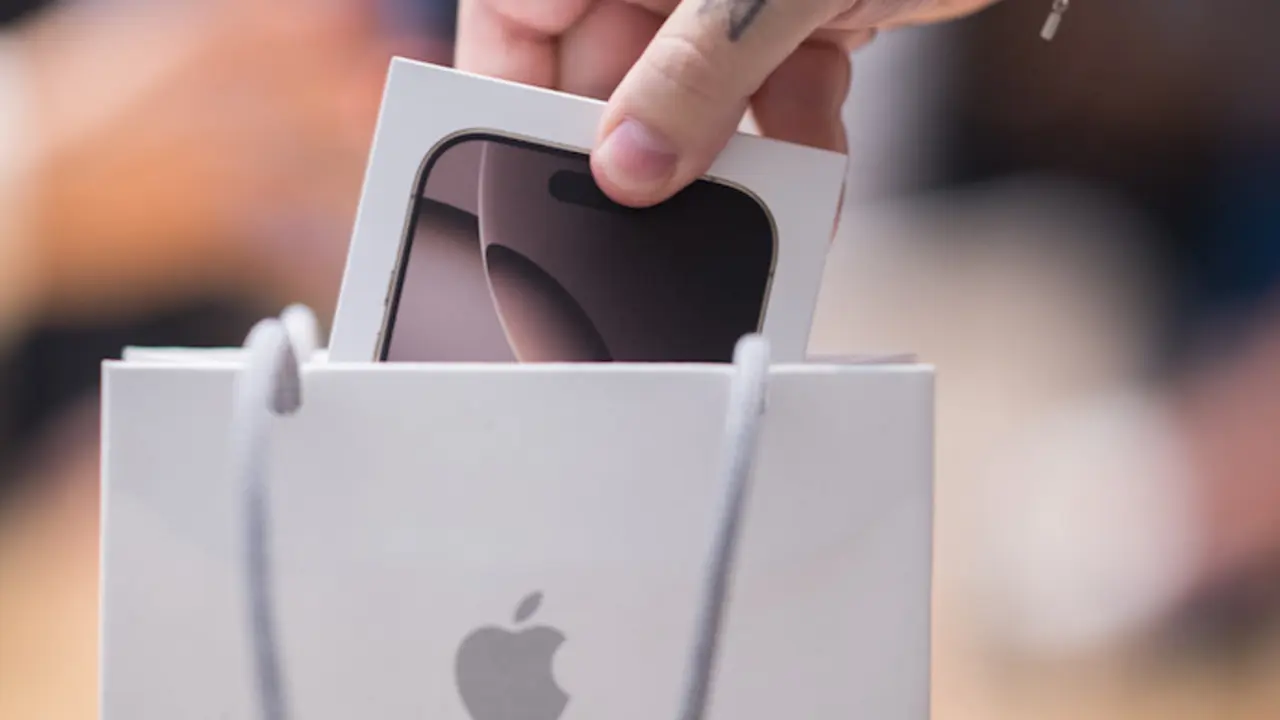 Una persona saca de la caja su nuevo Iphone. / EP