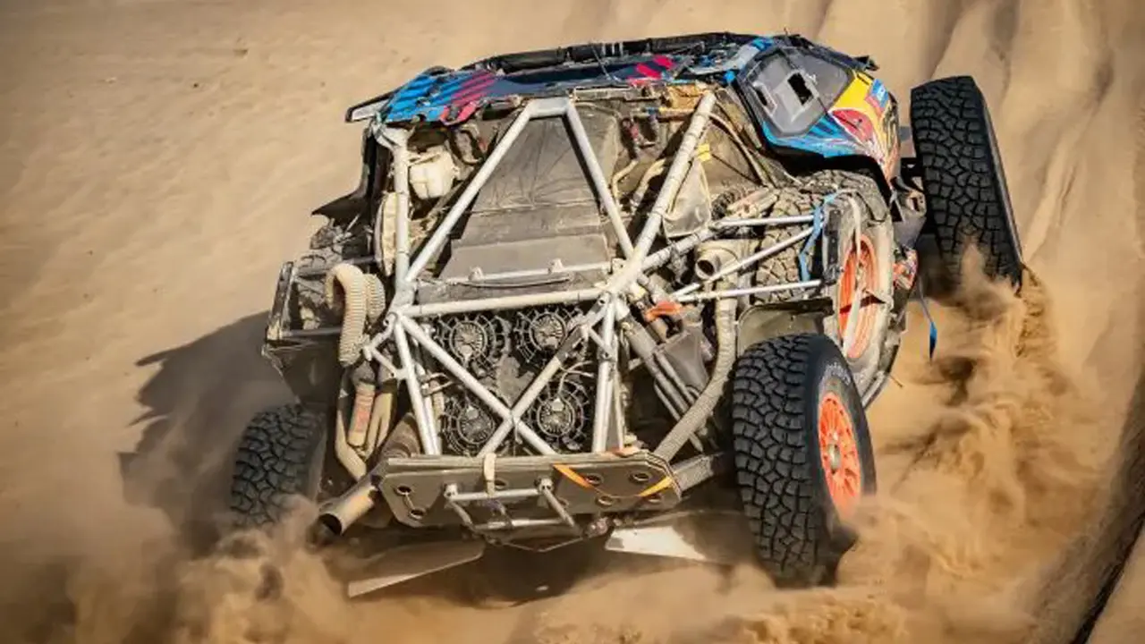 Estado del &lsquo;Ford raptor&rsquo; de Carlos Sainz durante su &uacute;ltimo recorrido. / Red Bull