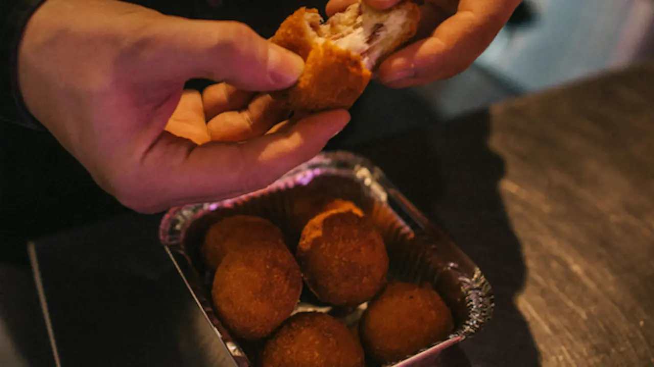 Una persona con unas croquetas. / A.E