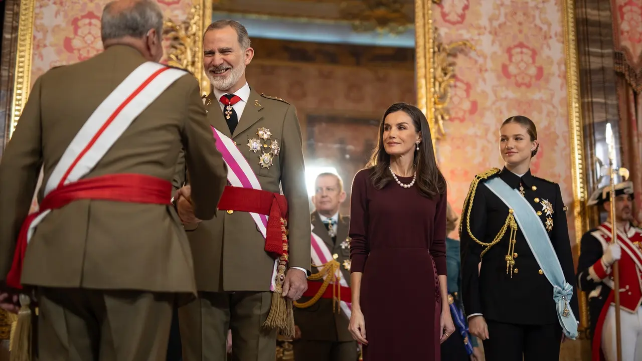 El Rey Felipe VI, la Reina Letizia y la Princesa Leonor, durante la Pascua Militar, en el Palacio Real. / Alejandro Mart&iacute;nez V&eacute;lez /