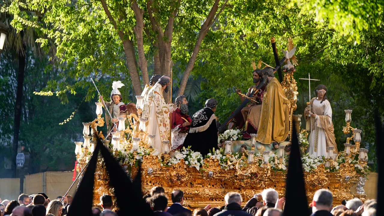 El paso del Sagrado Decreto de la Trinidad a su llegada al comienzo de la Carrera Oficial, en Sevilla el a&ntilde;o pasado. Joaquin Corchero / Archivo