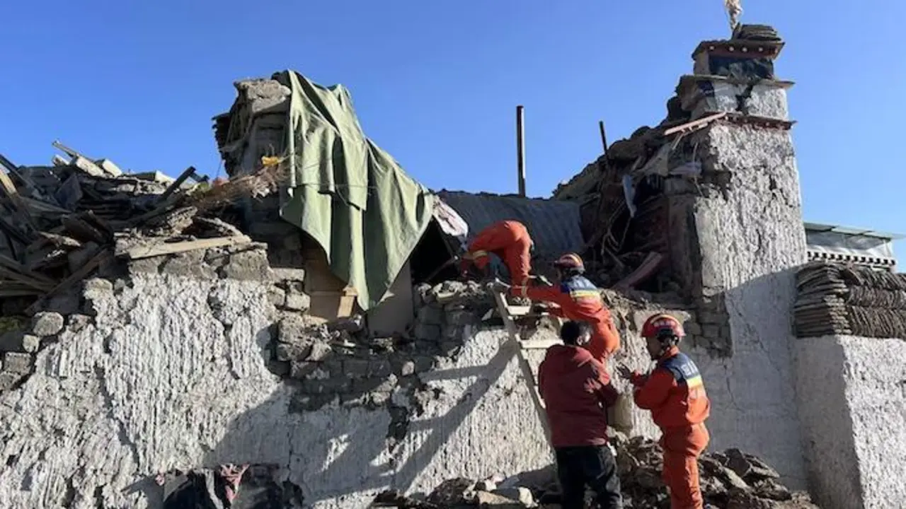 Varios miembros de los servicios de b&uacute;squeda y rescate tras el terremoto en T&iacute;bet. / EP
