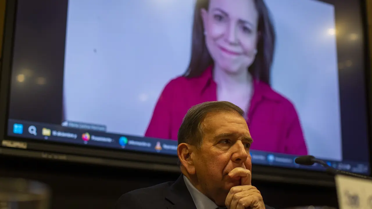 El l&iacute;der de la oposici&oacute;n venezolana, Edmundo Gonz&aacute;lez escucha a Mar&iacute;a Corina Machado v&iacute;a Zoom (al fondo), en la rueda de prensa en la Asociaci&oacute;n de la Prensa de Madrid. La plataforma CON VZLA organiz&oacute; el acto 'El desaf&iacute;o de la liberaci&oacute;n en Venezuela: Derechos Humanos, Justicia y Democracia', con motivo del D&iacute;a Internacional de los Derechos Humanos, en el que participaron Edmundo Gonz&aacute;lez, l&iacute;der de la oposici&oacute;n venezolana, y Mar&iacute;a Corina Machado.
Firma: Europa Press / Contacto / Luis Soto