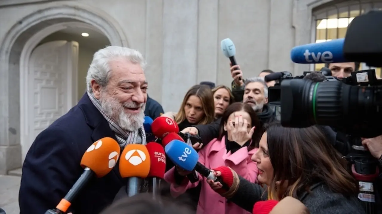 El jefe de gabinete de la presidenta de la Comunidad de Madrid, Isabel D&iacute;az Ayuso, Miguel &Aacute;ngel Rodr&iacute;guez, ofrece declaraciones a los medios a su llegada a declarar al Tribunal Supremo, a 8 de enero de 2025, en Madrid (Espa&ntilde;a). Miguel &Aacute;ngel Rodr&iacute;guez est&aacute; citado para declarar como testigo en la causa donde se investiga al fiscal general del Estado, &Aacute;lvaro Garc&iacute;a Ortiz, por la presunta filtraci&oacute;n contra el novio de la mandataria regional, Alberto Gonz&aacute;lez Amador. El alto tribunal tambi&eacute;n ha citado como testigos a ocho periodistas para rastrear la presunta filtraci&oacute;n.

Jes&uacute;s Hell&iacute;n / Europa Press
08/1/2025