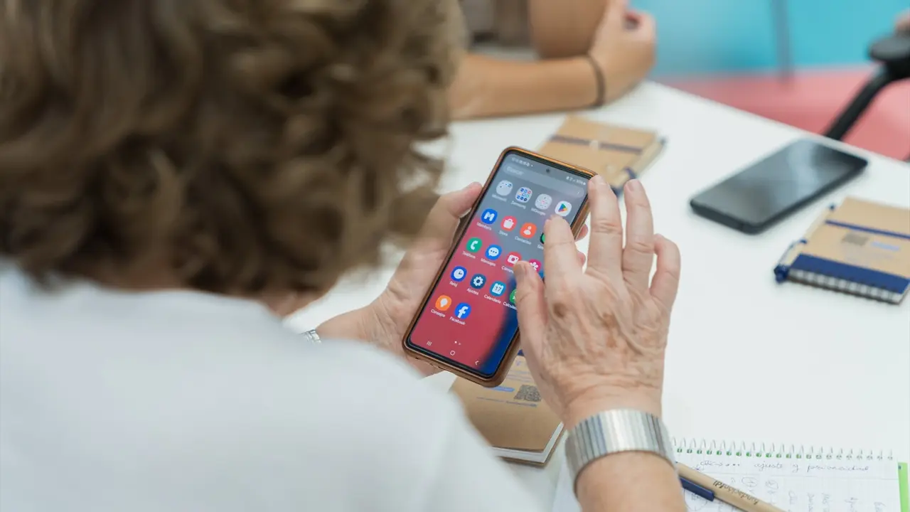 Una persona sostiene un tel&eacute;fono m&oacute;vil. / E.P.