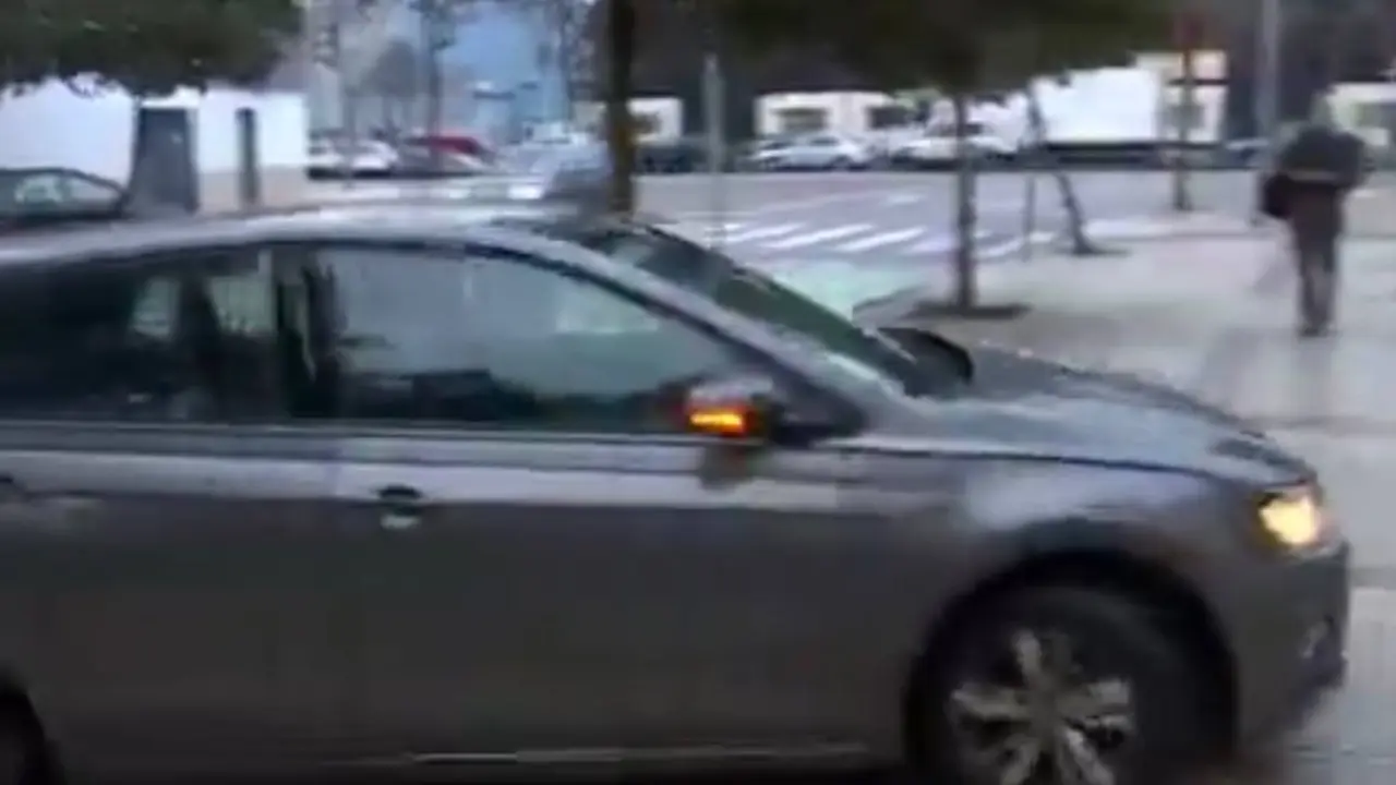 Momento en el que el coche donde viajaba el hermano de S&aacute;nchez accede a los juzgados de Badajoz. / V.Q.