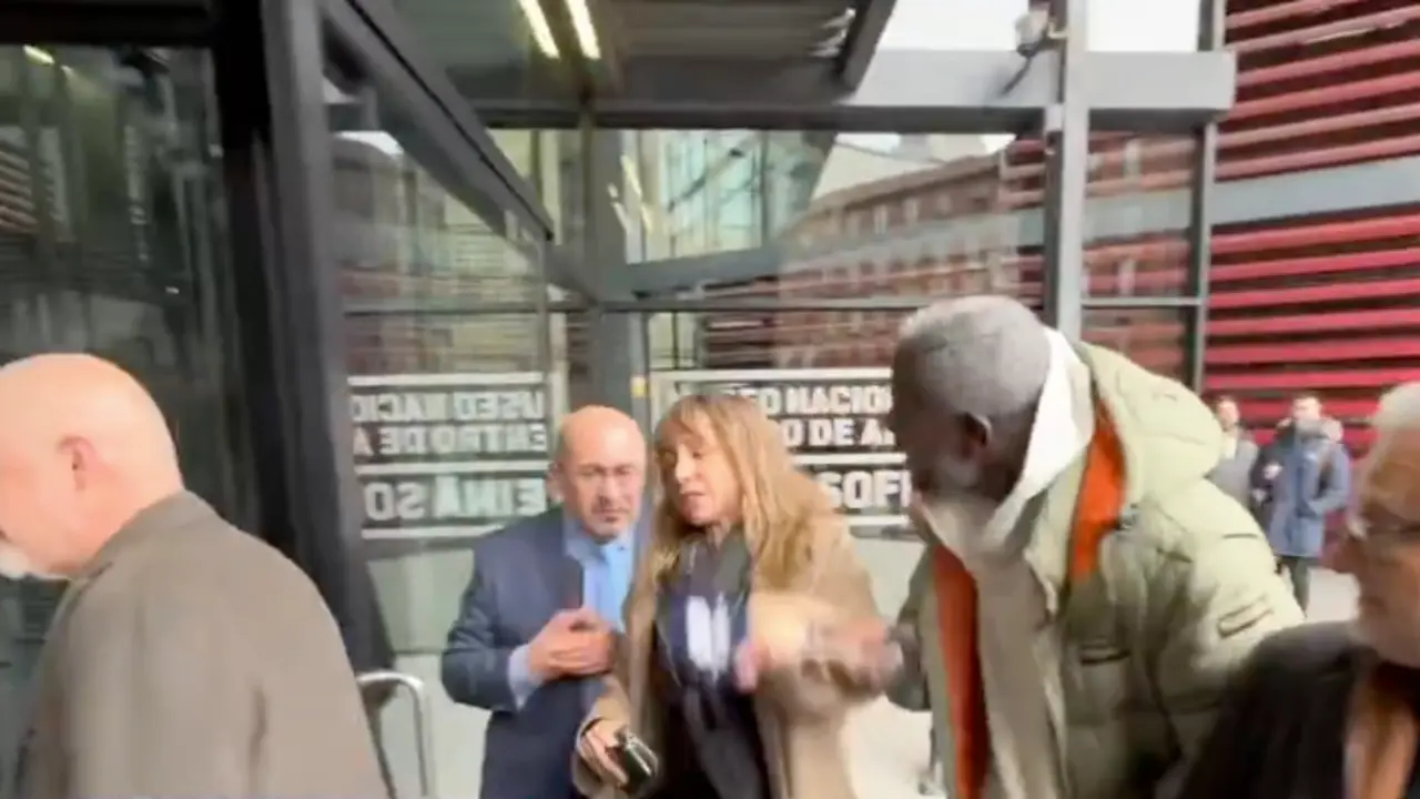 Ana Pardo de Vera durante el incidente con Ndongo. / PERIODISTA DIGITAL