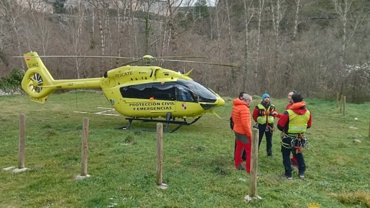 El helic&oacute;ptero de rescate de la Junta de Castilla y Le&oacute;n utilizado en la operaci&oacute;n para recuperar el cuerpo de la joven desaparecida.