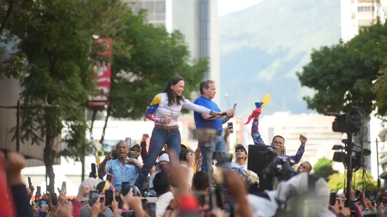 Mar&iacute;a Corina Machado, l&iacute;der opositora venezolana, reaparece en Caracas rodeada de una multitud en apoyo al presidente electo Edmundo Gonz&aacute;lez, durante una concentraci&oacute;n en Chacao.