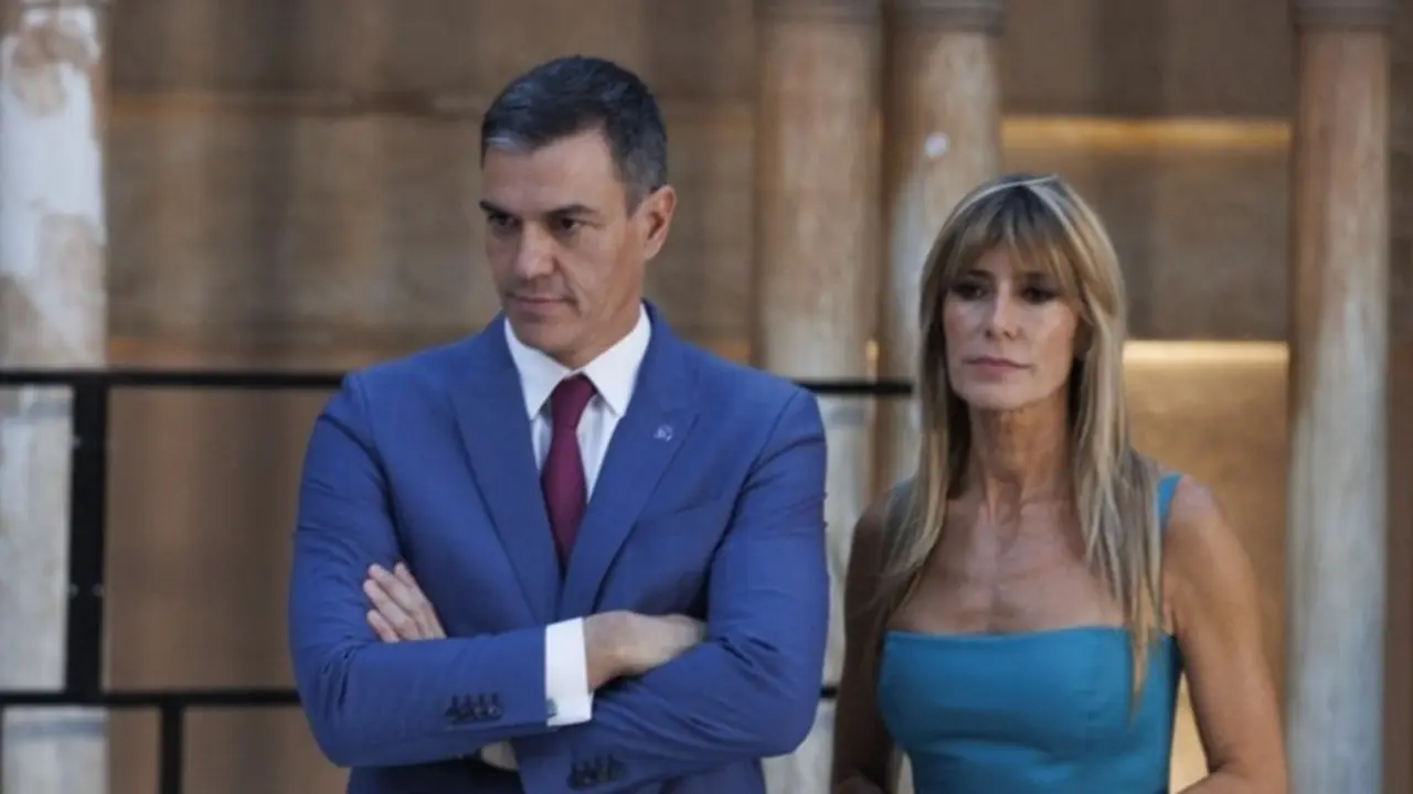 El presidente del Gobierno, Pedro S&aacute;nchez, y su esposa, Bego&ntilde;a G&oacute;mez. / &Aacute;lex C&aacute;mara / Archivo