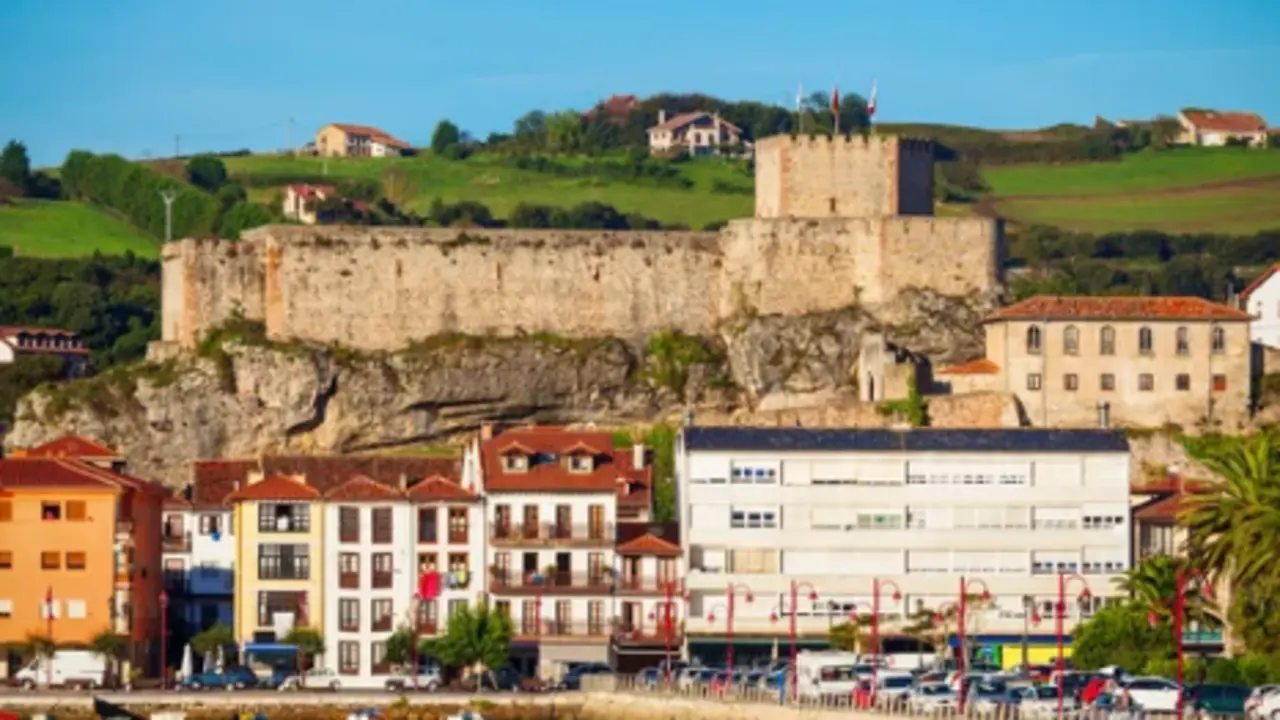 Una fortaleza medieval que ofrece vistas impresionantes del mar y los Picos de Europa. / A.S.
