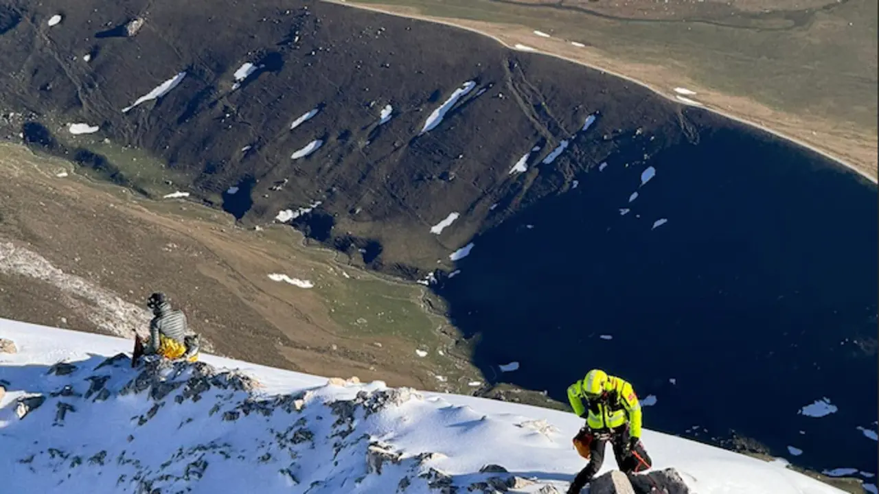 Momento del rescate en Pe&ntilde;a Vieja, Camale&ntilde;o, donde los equipos del helic&oacute;ptero medicalizado y la Guardia Civil confirmaron el fallecimiento del senderista y evacuaron a su acompa&ntilde;ante. - Foto: 112 Cantabria