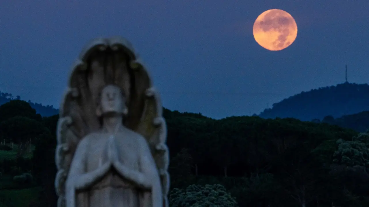 Luna llena sobre el cementerio de Luarca. / &Aacute;lvaro Ballesteros / Archivo