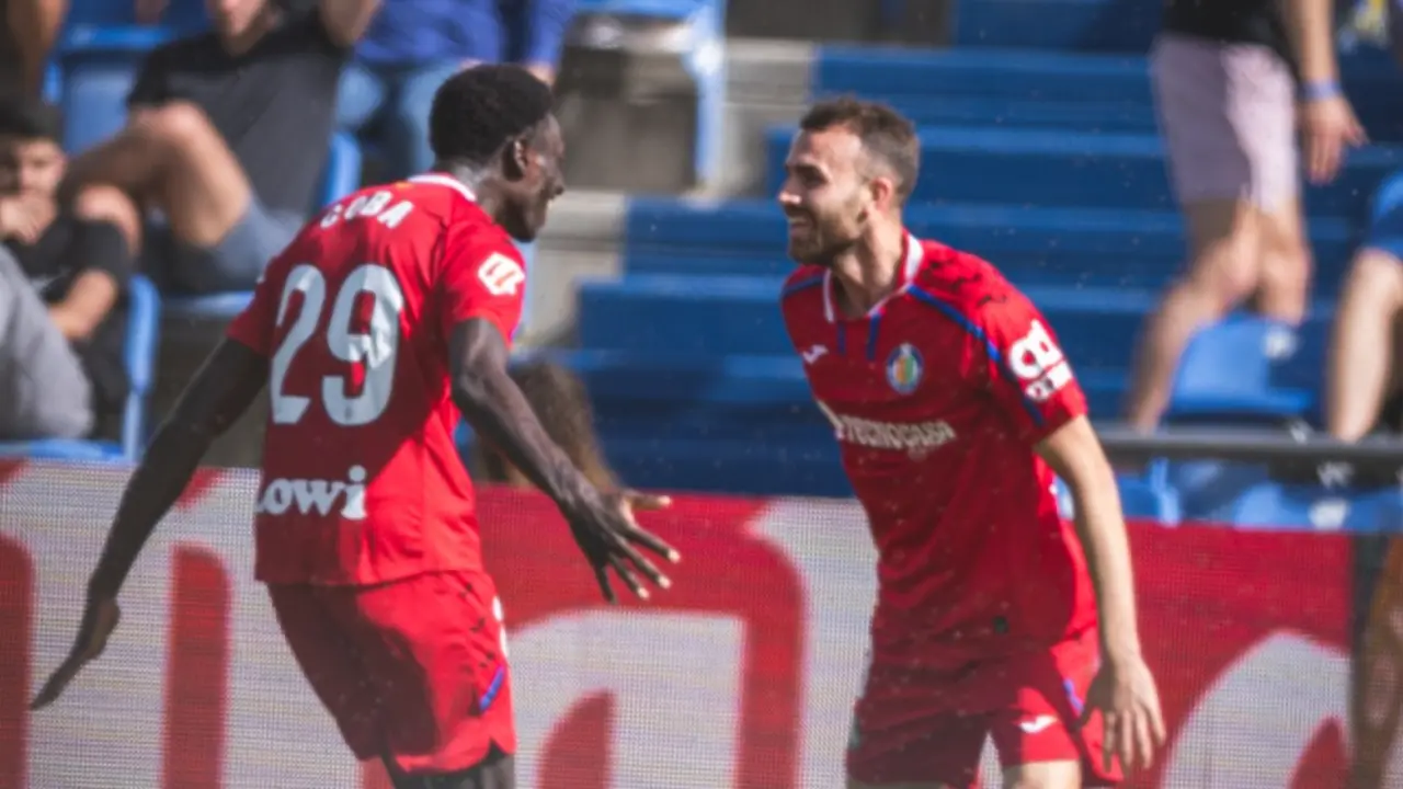 El Getafe consigue una victoria vital en Las Palmas, alej&aacute;ndose de la zona de descenso. / Getafe CF