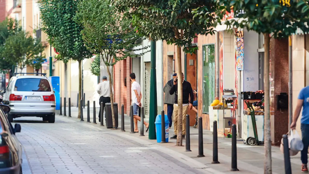 Varias personas caminan por el barrio de La Inmobiliaria. / A.E